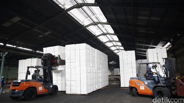 PT Indah Kiat Pulp and Paper memiliki pabrik kertas di Perawang, Riau. Kapasitas produksi pabrik tersebut mencapai 2 juta ton/tahun. Yuk kita lihat proses produksi kertas di pabrik tersebut.