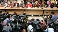 Menkes Nila F Moeloek (tengah) menggelar jumpa pers di Kantor Kementerian Kesehatan, Jakarta, Selasa (19/7/2016).