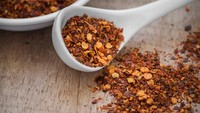Rasa pedsa cabe memang menyegarkan. Tetapi makan cabe banyak jelang tidur bisa memicu sakit perut sehingga waktu tidur Anda terganggu.Foto: iStock