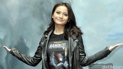 Gaya Boyish Acha Septriasa dengan Jaket Kulit