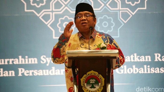 Ketua DPP Lembaga Dakwah Islam Indonesia (LDII) Abdullah Syam memberikan pidato saat silahrahmi syawal di DPP LDII, Senayan, Jakarta, Selasa (18/7/2016). Acara silahturahmi ini digagas untuk berhalal bihalal antar organisasi masyarakat dan keagamaan usai lebaran. Dalam acara ini juga hadir artis Ben Kasyafani. LDII menekankan pentingnya kesatuan dan kesatuab bangsa dalam kerangka ideologi Pancasila. Agung Pambudhy/Detikcom.