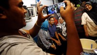Warga pun yang melihat kedatangan Sandi kemudian meminta bersalaman dan berfoto bareng.