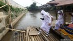 Perahu Eretan Bantu Pelajar Sebrangi Ciliwung