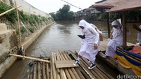 Karena adanya jembatan yang relatif jauh, perahu eretan menjadi pilihan para pelajar tersebut untuk menyeberangi sungai Ciliwung.
