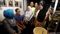 Sandi bersama istri meminta restu dari tiap masyarakat yang ia ajak bersalaman.