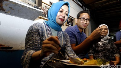 Sandiaga Uno Makan Siang di Warteg
