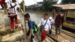 Perahu Eretan Bantu Pelajar Sebrangi Ciliwung