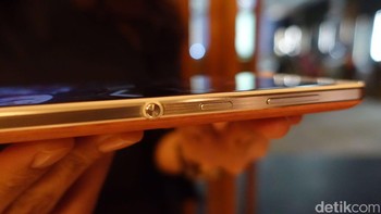 Ponsel ini dapat dijadikan remote control berbagai perangkat elektronik. Sebab ponse ini dibekali fitur infra merah. Foto: detikINET/Adi Fida Rahman
