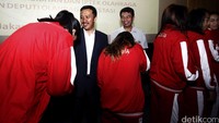 Menpora RI, Imam Nahrawi menyalami dan memberi semangat kepada para atlit yang akan berlaga di  ASEAN School Games 2016, di Gedung Wisma Kemenpora  RI, Jakarta, Rabu (20/07/2016).