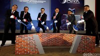Senior Manager Operations & Transport of ARK Logistics & Transport Rachmat Toga Siregar, General Manager of ARK Logistics & Transport Nur Salim, President Director of ARK Logistics & Transport Irman Khoe, CEO of ARK Group Abdul Rahim Tahir, Head of Solution Design of ARK Logistics & Transport P.I Kartikayoga dan Head of Business Development of ARK Logistics & Transport Ferdian Armia saat seremoni pembangunan gudang ARK Logistics & Transportation seluas 35.000 m2 di cibatu, Bekasi, di Jakarta, Rabu (20/07/2016).