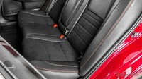 Jok belakang. Toyota menawarkan tiga pilihan mesin penggerak pada Camry terbaru ini. Adapun ketiga pilihan tersebut yaitu versi hybrid yang mengombinasikan motor listrik dengan mesin 2.5 liter empat silinder segaris, versi mesin bensin V4 2.5 liter dan versi mesin V6 3.5 liter. Foto: Response