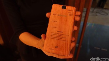 Di bagian kamera belakangnya mengusung sensor Sony berukuran 13 MP. Untuk memudahkan memotret, Evercoss menyediakan tombol smart key di pingiran bodi. Foto: detikINET/Adi Fida Rahman