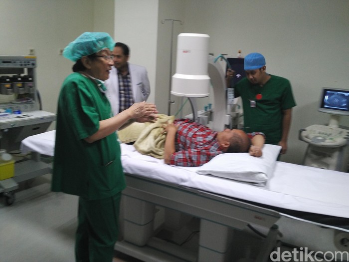 Pasien jalani prosedur ESWL (Foto: M Reza S) Pasien jalani prosedur ESWL (Foto: M Reza S)