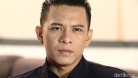 Di video klip barunya ini, Ariel tampil dengan potongan rambut baru yang lebih fresh. Foto: Dicky Ardian