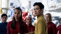 Sementara itu, Uhura (Zoe Saldana) dan Sulu (John Cho) ditangkap oleh Krall (Idris Elba) yang menginginkan senjata yang dimiliki oleh Kapten Kirk. Dok. Paramount Pictures.