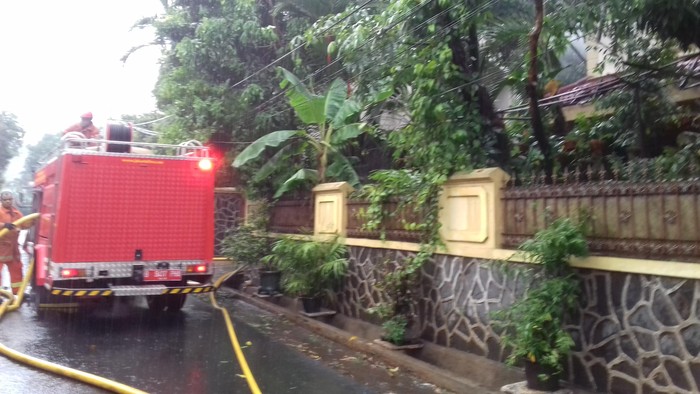 Api yang Bakar Rumah di Duren Tiga Barat Padam, Dipicu Sambaran Petir