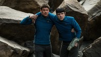 Spock (Zachary Quinto) terluka dan harus lempar-lemparan kalimat-kalimat sarkas bersama McCoy (Karl Urban). Dok. Paramount Pictures.