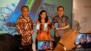 Ini pertama di Indonesia. Dengan kapasitas sebesar itu mampu bertahan hingga 4 hari pada penggunaan normal, klaim Nina Ratna Wardhani, CMO Evercoss saat acara peluncuran di Jakarta,   Rabu (20/7/2017). Foto: detikINET/Adi Fida Rahman