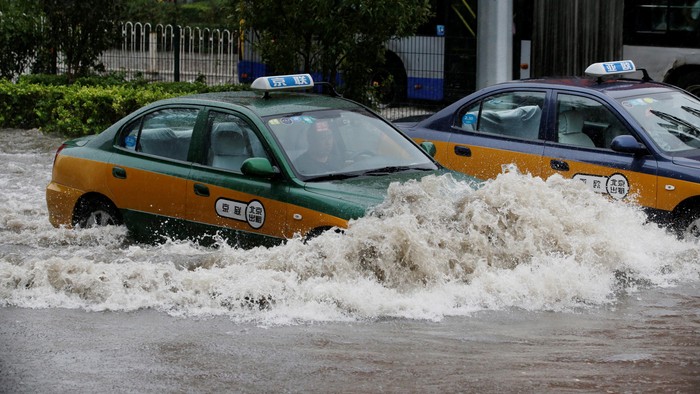Hampir 100 Orang Tewas atau Hilang Akibat Hujan Deras di China