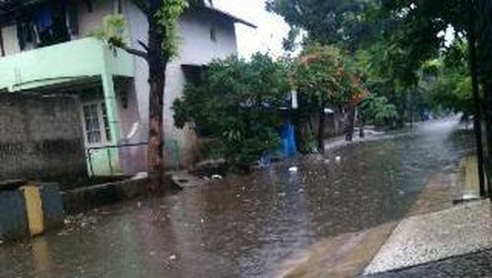 Hujan Deras, Kompleks Polri Jl Pondok Karya Tergenang 20 Cm