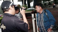 Sampang Malem keluar gedung KPK usai diperiksa.