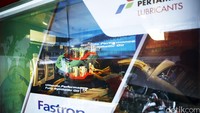 Petugas mengganti oli sepeda motor konsumen di gerai Bright OliMart di kawasan Thamrin, Jakarta, Rabu (20/7/2016).