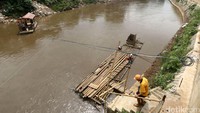 Perahu eretan masih menjadi transportasi pilihan bagi sejumlah warga Ibukota.