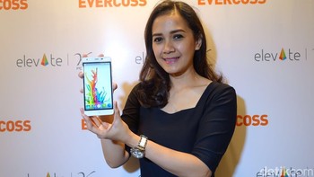 Adalah Elevate Y2 Power yang menawarkan baterai ponsel berkapasitas super besar dengan daya 6.200 mAh. Foto: detikINET/Adi Fida Rahman