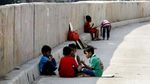 Minim Lahan, Anak-anak Bermain di Jalan dan Bantaran Sungai