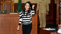 Saksi Cindy yang merupakan penerima tamu di Kafe Olivier memasuki ruang sidang.