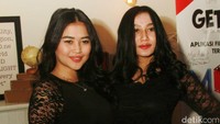 Keduanya nampak serasi mengenakan dress serba hitam. Pool/Gusmun/detikFoto.