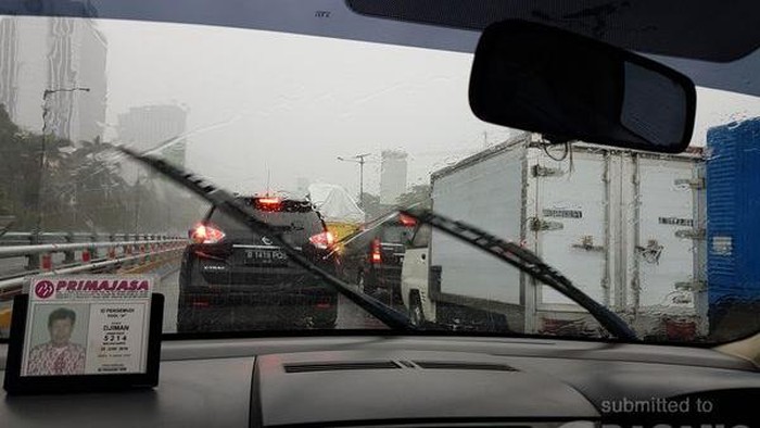 Ada Genangan Air, Tol Semanggi Arah Pancoran Macet