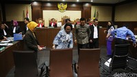 Agenda sidang yakni mendengarkan keterangan saksi antara lain Sekjen DPR Winantuningtyastiti , Wakil Ketua Komisi V DPR dari Fraksi Demokrat, Michael Wattimena, dan Ketua Komisi V Farry Djemi Francis.