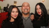 Foto bareng Duo Serigala, Indro Warkop terlihat sangat sumringah. Pool/Gusmun/detikFoto.