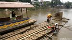 Perahu Eretan Bantu Pelajar Sebrangi Ciliwung