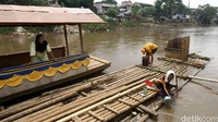 Perahu eretan masih dibutuhkan warga untuk menyeberang agar bisa mempersingkat waktu dibandingkan harus melewati jembatan yang relatif jauh.