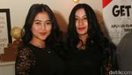 Indro Warkop Sumringah Foto Bareng Duo Serigala