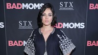 Mila Kunis terlihat sangat percaya diri saat berfoto di red carpet. Neilson Barnard/Getty Images/detikFoto.