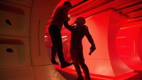 Dengan persenjataan terbatas, keadaan yang carut marut dan tersesat di sebuah planet yang tidak mereka kenal, mereka semua berusaha keras untuk pergi dari sana dan mencegah Krall untuk melakukan kejahatan. Dok. Paramount Pictures.