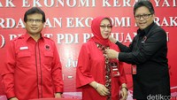 Hasto menyematkan kartu tanda peserta pelatihan.