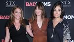Mila Kunis Elegan dengan Romper Hitam