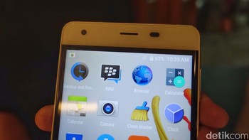 Ponsel ini memiliki bentangan layar 5,5 inch beresolusi HD. Evercoss mengusung layar IPS dengan desain 2,5D. Foto: detikINET/Adi Fida Rahman