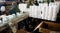 Gulungan tisu dimasukkan ke plastik sebelum dikemas menggunakan kardus.
