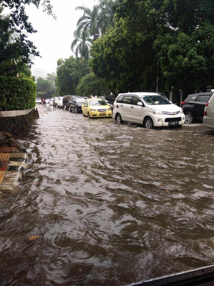 Jaksel Diguyur Hujan Deras, ini Ruas Jalan yang Tak Bisa Dilewati