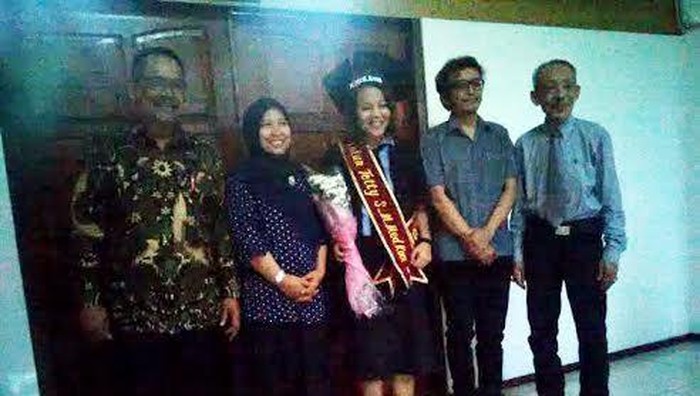 Pisau Putih, Persembahan Tetty yang Mengantarnya Raih Magister