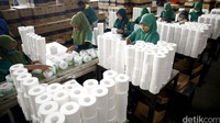 Para pekerja menyelesaikan pengemasan tisu hasil produksi PT Pindo Deli Pulp and Paper Mills.