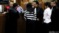 Jaksa menunjukan barang bukti papper bag kepada saksi dan Jessica.
