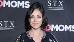Mila Kunis Elegan dengan Romper Hitam