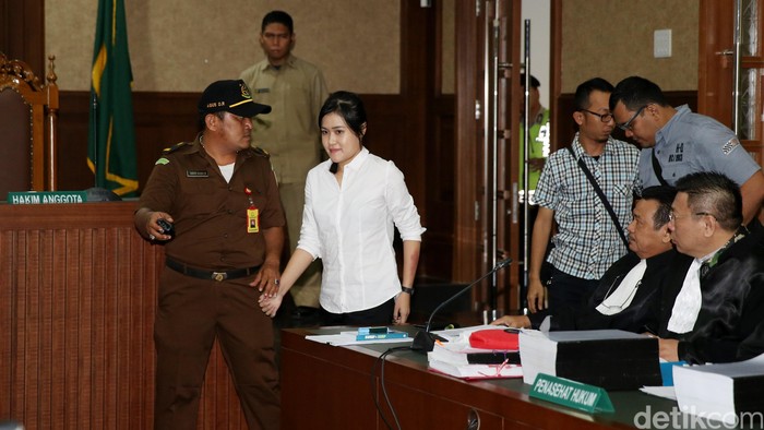 Jaksa Putar CCTV Kedatangan Jessica di Kafe Olivier