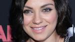 Mila Kunis Elegan dengan Romper Hitam